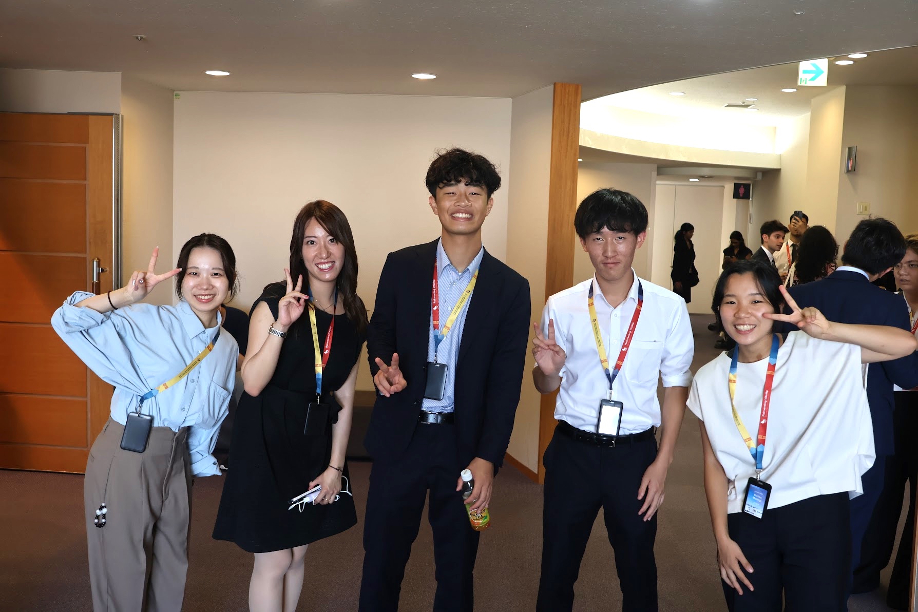 大学生と中高生が並んでいる様子