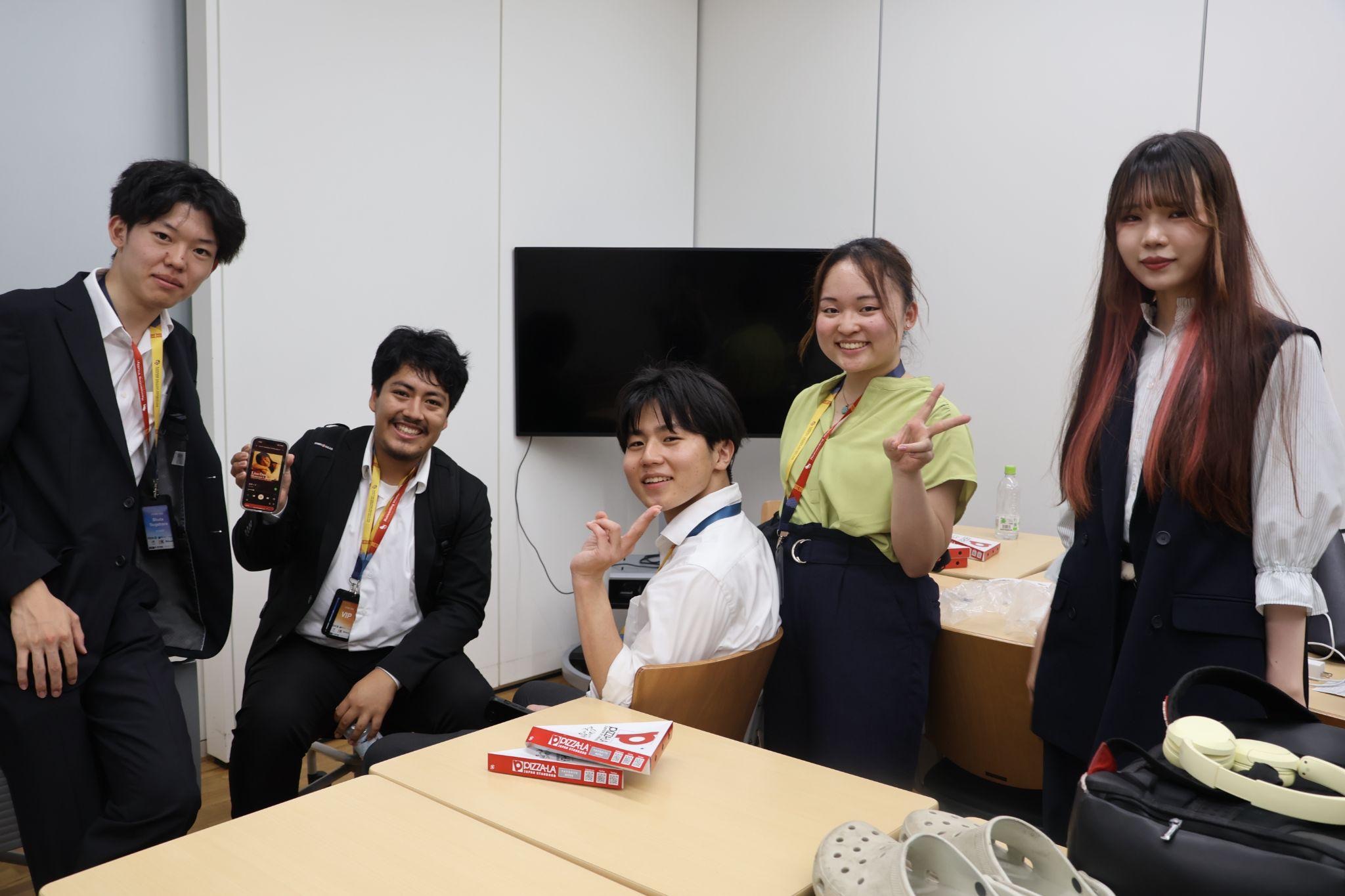 学生がテーブルを囲んで活動する様子